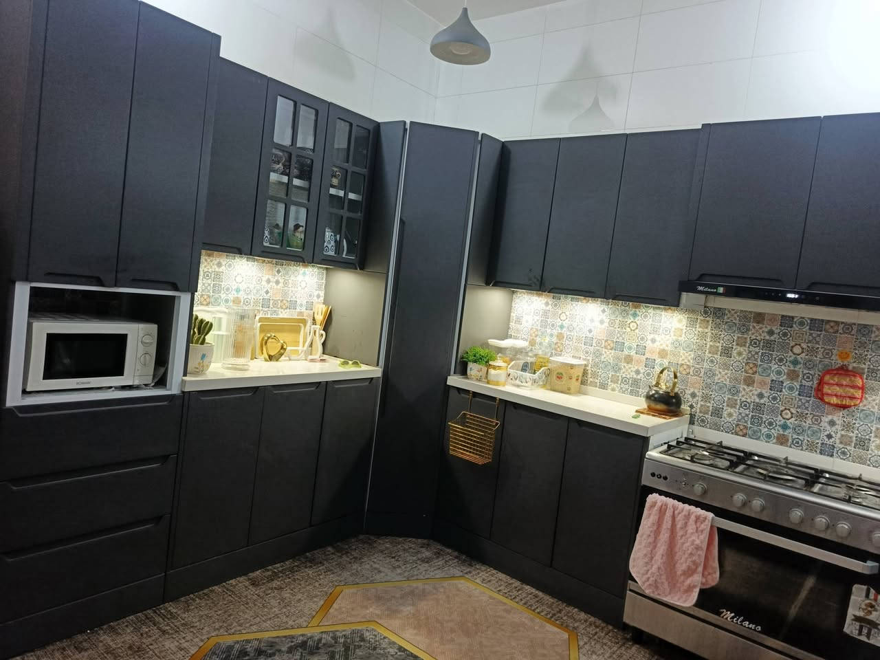 سلام عليكم ورحمة الله كاونتر هيكل المنيوم والخارج HDF  شغل درجه اولى وحق الله ولونه يخبل صار ٤ اشهر من فصلته  تقريبآ يعني بحيث حتى الرفوف الداخليه نصهن فارغات بالله   والقياسات داخل الصور   سبب البيع  انتقال الى بيت ثاني وتختلف القياسات  مكانه ديالى ا‏‪لخالص   والسعر  مراسله على خاص او واتساب   ‏ ‪***********‬..
