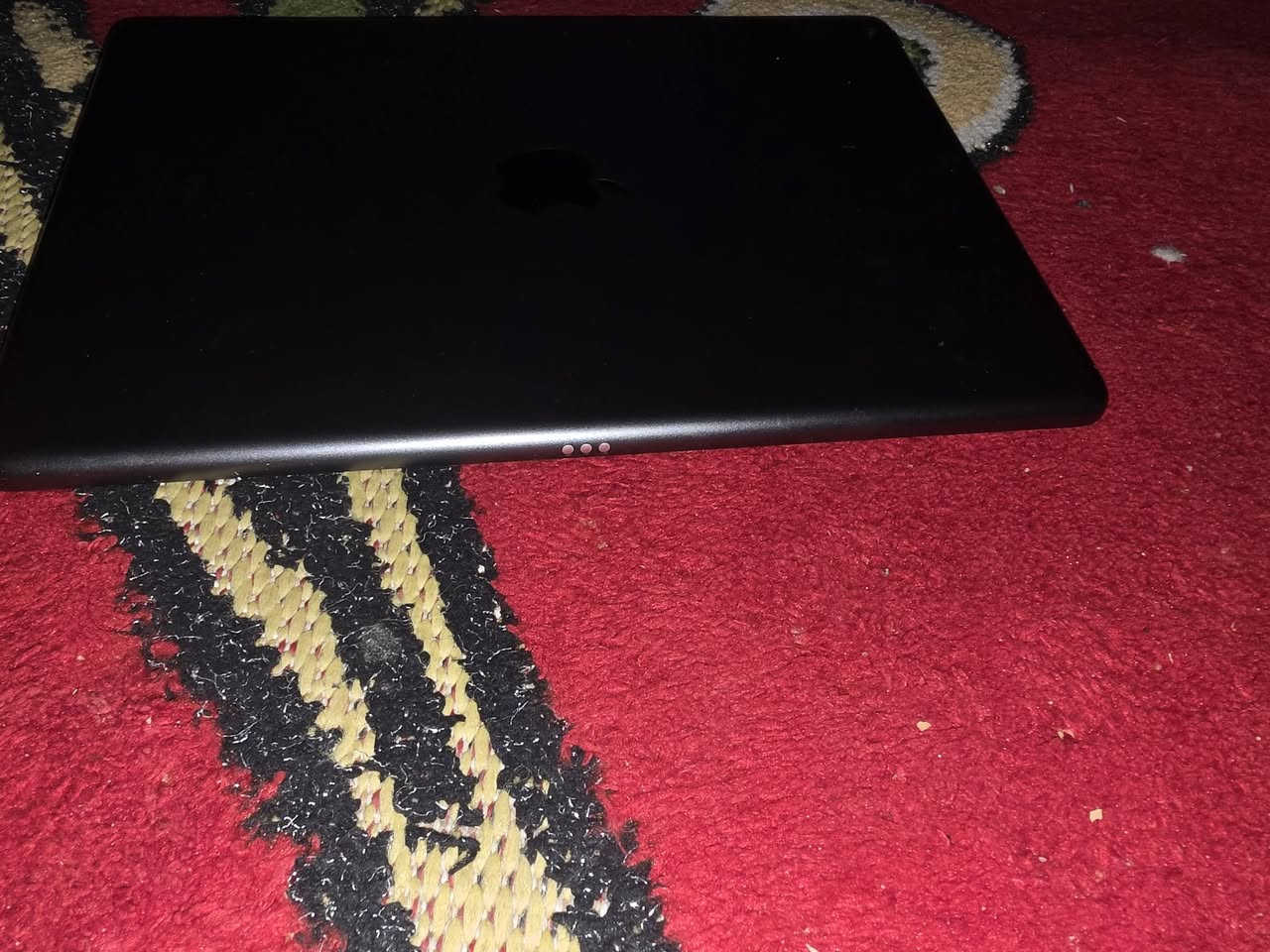 🔥 للبيع iPad 9 الجيل التاسع 🔥
✅ السعة: 64GB ✅ الإصدار: iPadOS 27 ✅ المعالج: Apple A13 Bionic الجبار ✅ الشاشة: 10.2 إنچ Retina HD بألوان ودقة ممتازة ✅ البطارية: تدوم لساعات طويلة ✅ يدعم قلم Apple Pencil (الجيل الأول)
🎮 إذا تدور جهاز للدراسة، الشغل أو الألعاب فهذا خيار قوي جدًا.
يشغل أشهر الألعاب مثل: • PUBG Mobile • Call of Duty Mobile • eFootball • Free Fire • Roblox • Genshin Impact
ويقدم أداء سلس، ومعظم الألعاب تشتغل بثبات لحد 60 FPS حسب اللعبة وإعداداتها، لأن شاشة الجهاز 60Hz.
💥 جهاز عملي، سريع، وأداؤه ممتاز، ويعتبر من أقوى الأجهزة ضمن فئته السعرية. 220 وبي مجال  كربلااءء او مراوس حسب القناعه 
📞 للتواصل: ***********
