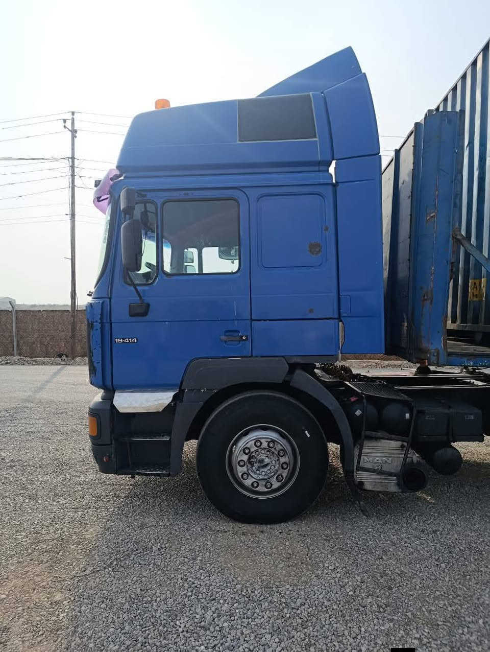 السلام عليكم السياره مان للبيع موديل 2000 جاهزه للشقل گير محرك قماره اكسل كفاله عامه تخم تاير سنويه  صاقطه رقمه دهوك مكانهه بغداد المدائن للاستفسار ***********
