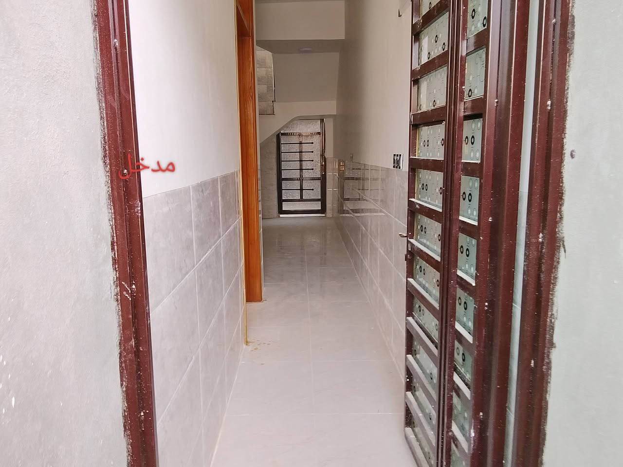 بيت 120متر للبيع بناء حديث درجة اولى يتكون البيت من غرفة نوم استقبال مطبخ كلدور صحيات داخلية  وخارجية العنوان بكرلي شارع مقابل محطة الغاز  بنهاية الشارع مقاطعة بيت اشگح السعر 70 مليون وبي مجال 
الاتصال على الرقم *********** أبو مصطفى 
*********** أبو مهند
