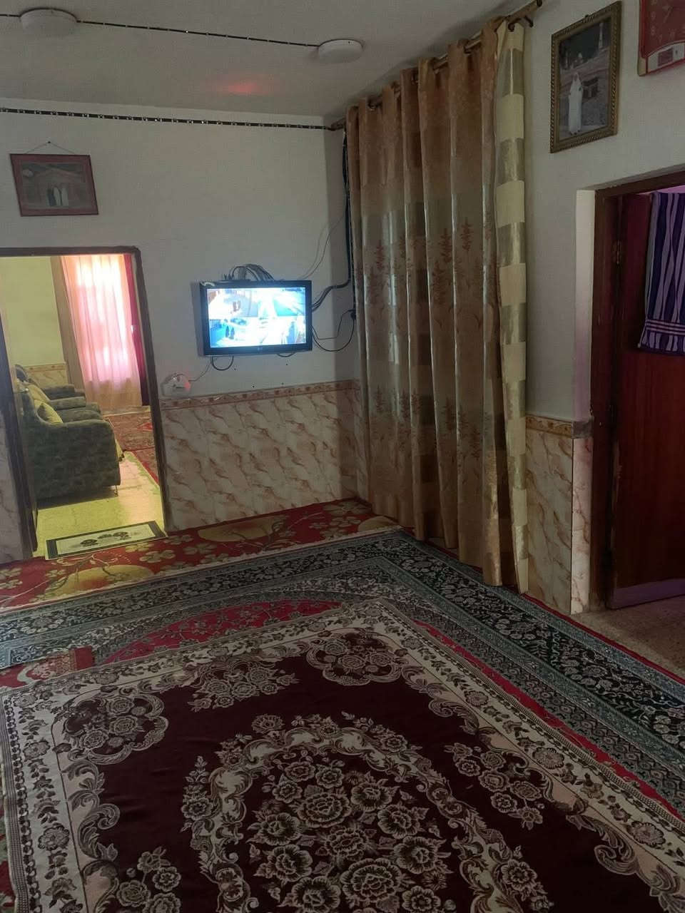 مكلف بالنشر ...بيت في حي ميسان شارع المركز  مساحته 260 متر البيت بناء كونكريت يحتوي على 4 غرف نوم وستقبال وثلاث حمامات وصالات عدد ثنين وحديقه البيت طابقين رد السعر بالتعليقات الكتروني للاسفسار ***********
