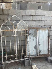 ٣ شبابيك • بابين خشب • باب حديد