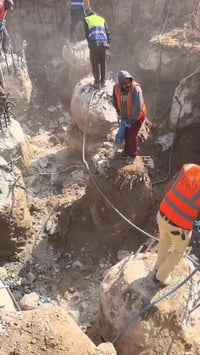 مكتب القمه للمقاولات العامه لتكسير الركائز والطرق والحفر بالبرينه وهدم...