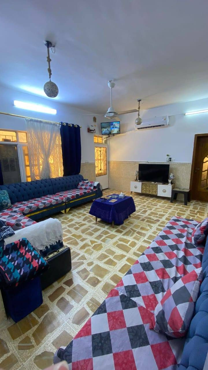 دار للبيع 300متر ركن بي وصل بلديه مقابل بانزيخانه بعويزه خلف المنيوم الجزيره شارع صبه يبعد عن الشارع العام 30متر طابق واحد غرفتين نوم واستقبال وهول واسع ومطبخ واسع  من ضمنهم الكاونترات وبيتونا اضافه للخدمات مع حديقه و2كراج واجهه حلان بيت نظيف ومرتب تفاصيل اكثر عالخاص السعر 125وبي مجال***********  وتحياتي لكم
