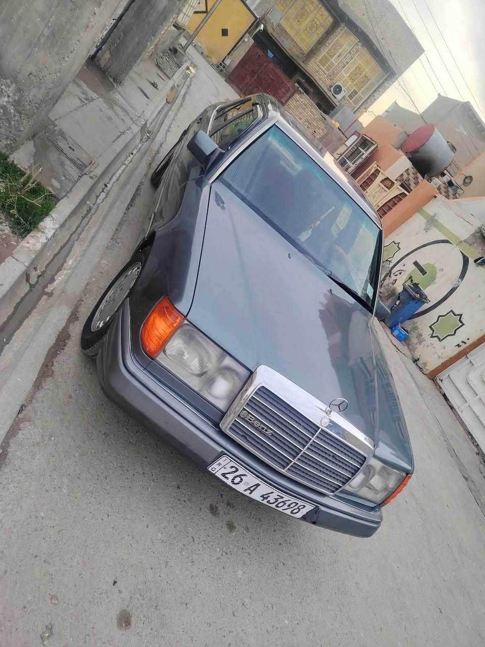 السلام عليكم ورحمه الله وبركاته
مارسدس 1993 
صبغ عااام جماليه 
محرك بلاد نكبوت300
رقم صلاح دين الجديد بسمي 
سنويه 2027 هزه جديدة 
تبريد شغال فقط غاز
صدر تايرااات كله بشرط 
غرفه مخمل قواعد دبلات 
جام 4كهرباء شغالات 
السعر 63وبي مجال للشراي
الخاص مفتوح
للاستفسار *********** و ***********
