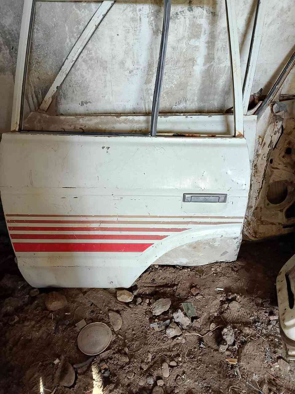 سلام عليكم من رخصت الادمن
يوجد بيبان لاندكروز من موديل 82 الى موديل 89 وأيضآ يوجدبكرات مال اسبير مال لاندكروز العنوان ديالى بلدروز 
***********
