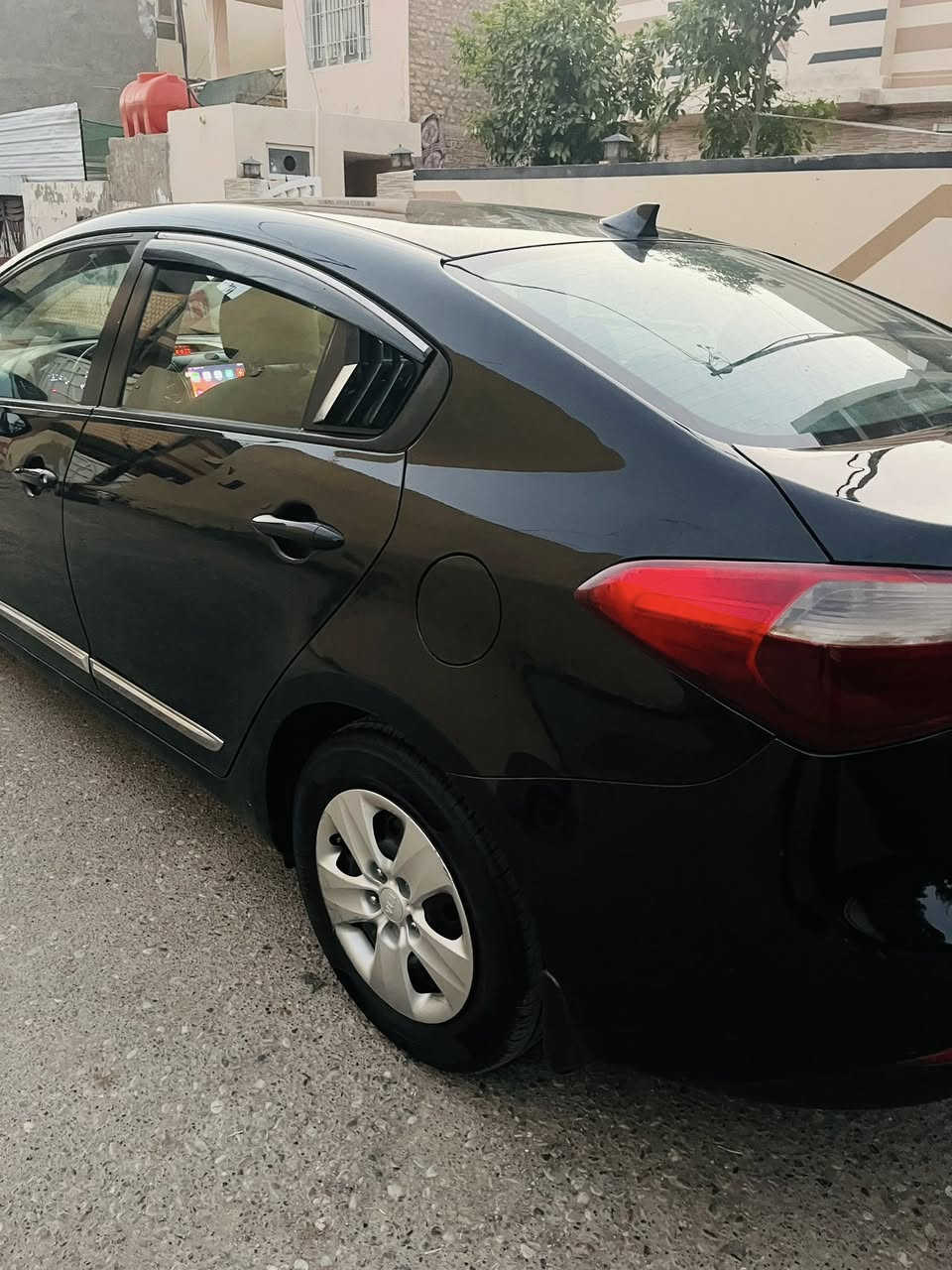 فورتي موديل :2016
رقم ديالى باسمي 
بيقا قطعتين تبديل بلاد مو تجاري 
وقطعتين صبغ فقط رش بدون اي ضرر 
مكينة السيارة بشرط لا تنقيص ولا تبخير 
الكير بشرط لا نضوح ولا مفتوح ولا اي شكال 
والكير AT والمكينة 1800cc دوش انسى الدوانز
مواصفات عادية نضام ECO وتحكم ستيرن شاشة اندرويد
صدر خير من الله 90% 
عليها تايرات جدد تخم كامل 
السيارة ماشية ١١٧ وقابل للزيادة 
السيارة نصبة وتراي ناعم تخبل وشادلها زنون 
مكان السيارة 📍ديالى بعقوبة 
سعر السيارة بـ(١٠٢) وبيها مجال بسيط 
وللاستفسار اكثر 
رقم الهاتف 
وتساب ***********
***********
