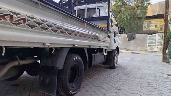 السلام عليكم 
​🚗  كيا بنكو (Kia Bongo) - 2016
​موديل: 2016
العداد: ماشية 98 الف
الحالة: نظيفة جدًا
الرقم: بغداد
الملكية: باسمي، تحويل ثاني يوم 
​✨ المواصفات والمميزات:
​التدفئة والتبريد: شغال.
​نظام الصوت: مسجل، شاشة عرض، وكاميرا للرجوع إلى الخلف (البگ).
​الإطارات (التخم): تخم تاير جديد (أبو الخط الأبيض).
​الصدر: صدر جديد كوري أصلي.
​الإنارة: لايت أبيض LED جديد.
​ محجر تسگام (يحتاج تكملة،  كان بمكانه قطعة إعلان سبالت سابقًا).
​💡 ملاحظة مهمة:
​ (المولدة): غير مشمول مع السيارة. يمكن التفاهم على سعره بشكل منفصل.
​💰
​السعر المطلوب: 115 ورقة
​يوجد مجال بسيط للسعر (حق الجية).
المكان بغداد 
​ الهاتف: ***********
