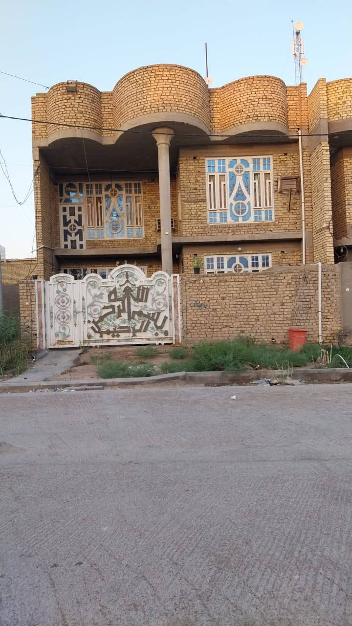 السلام عليكم
دار للبيع 200م موقع مميز
الموقع شارع الكفاح شارع 20 المربع الذهبي قرب المدرسه الصينيه مقابيله شارع 10 
مواصفات : طابقين وبيتونه
 ط1 / غرفتين وهول واستقبال ومطبخ ومجاميع صحيه داخليه وخارجيه وكراج
ط2 / 4غرف نوم وهول ومجموعه صحيه 
بيتونه مع سطح شتايكر ستاره دبل طابوكه 
البيت الاساس صب مسلح مترين سيراميك الارضيه اسباني  والسيراميك الجداري مرمر
للسعر والاستفسار الاتصال على الرقم 
‭***********
