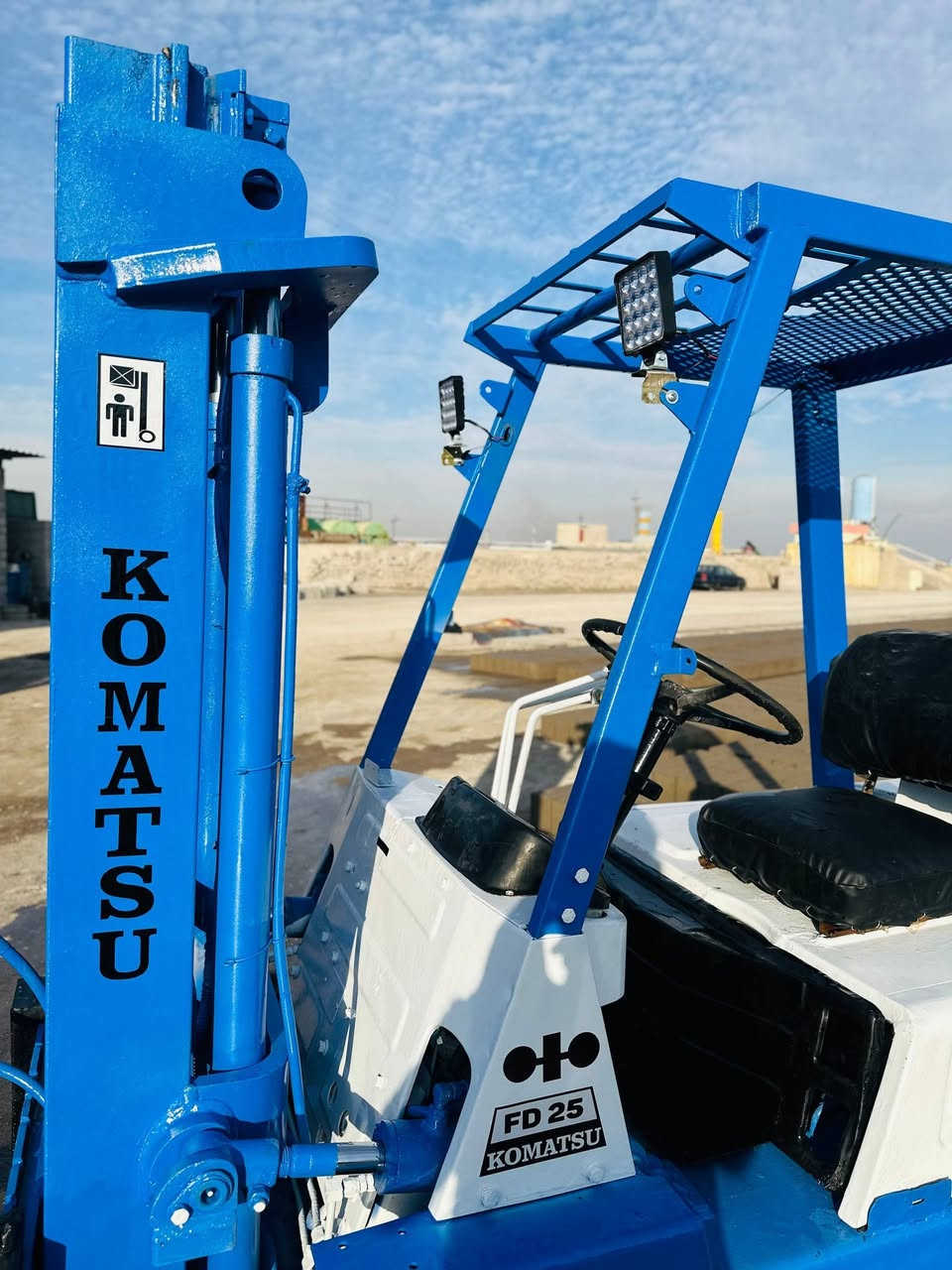 للبيع رافعه شوكيه كوماتسو موديل 1989للبيع
طنين ونص جب حاويه حركتين كير_محرك
اكسن _كهربائية _رفع_بريكك كلو كامل رافعه 
وضع بلادي سعر 35$ورقه أوبيه مجال للاستفتار 
أكثر إتصال على الرقم "***********" "***********"
