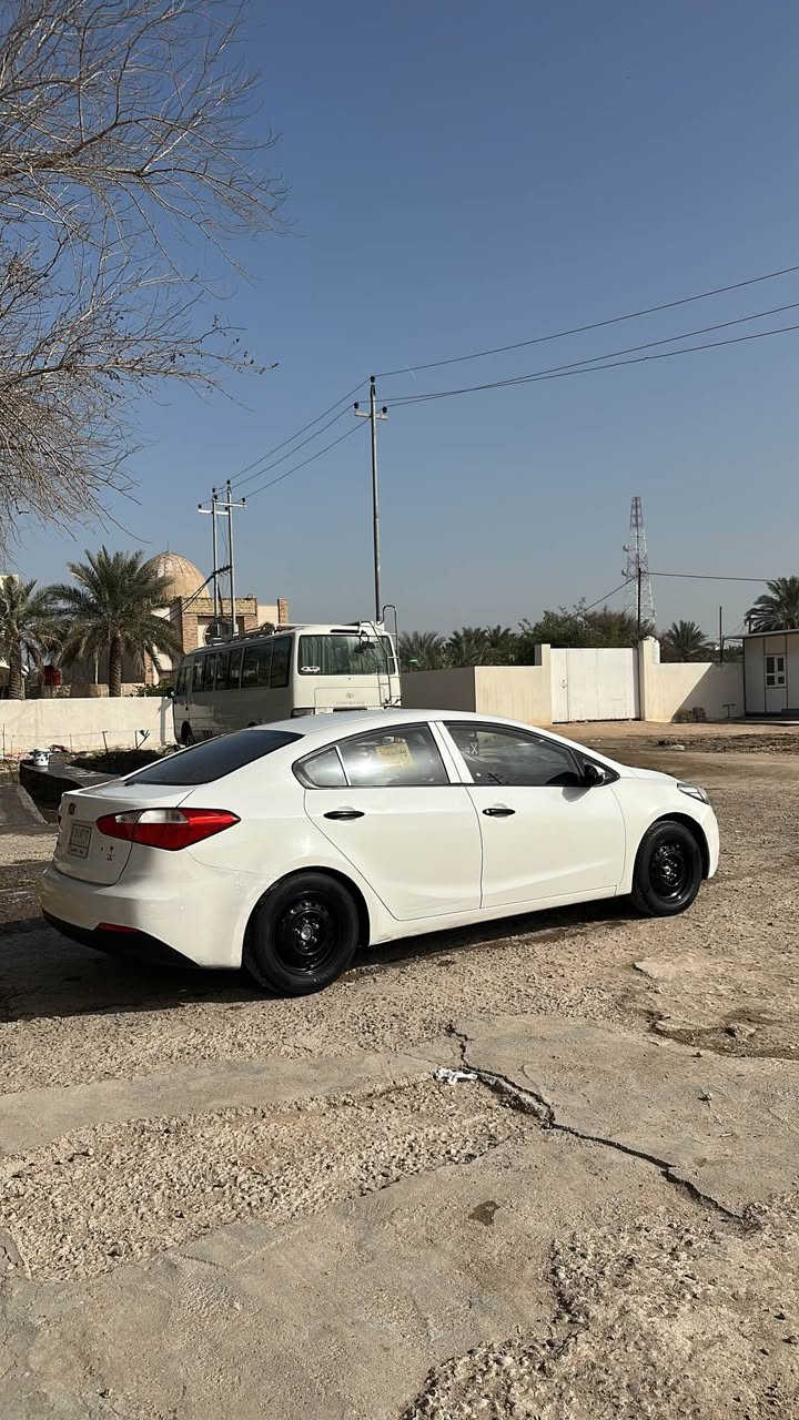 السلام عليكم سيراتو 2014 خليجي محرك 1600  بيها 2قطع صبغ بدون دواخل شواصي لغود كفاله وباب السايق بيها بارد عايفه ع حطيته كير ومكينه كفاله سنوية لل28 بأسمي رقم بغداد السياره جاهزة وحلوه التبريد جان يشتغل وحده فصل شنو الي بي ماعرف حدادية جيده كامره خلفيه شادلها وشاشه ودوشمه ستوني سويتها السعر 108 وبيها مجال
*********** 
سياره موجوده بنجف النجف, العراق
