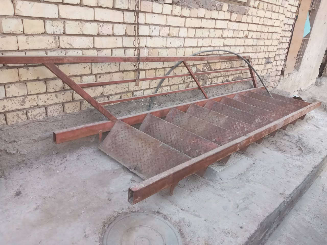 السلام عليكم 
درج حديد مستعمل للبيع ٩بايات  
طوله 3مترات ونص 
سعره ٧٥ 
مكانه مدينة الصدر 
للاتصال ***********
