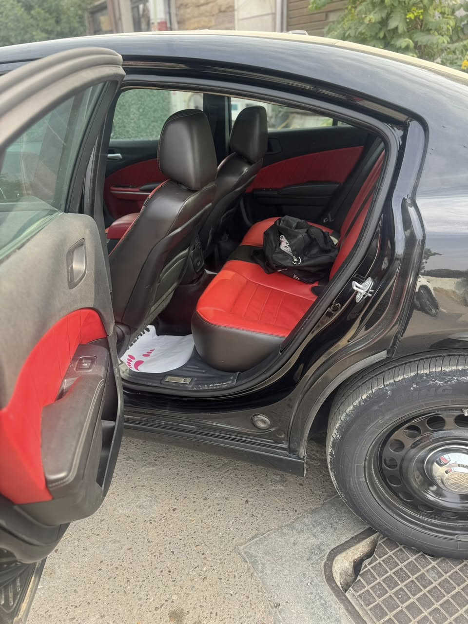 السلام عليكم 
جارجر بوليسي 2023 
محرك 6 سلندر 3600
فور ويل.    
حادثه فقط دعاميه اماميه مبدله 
***********
ماشيه 80
