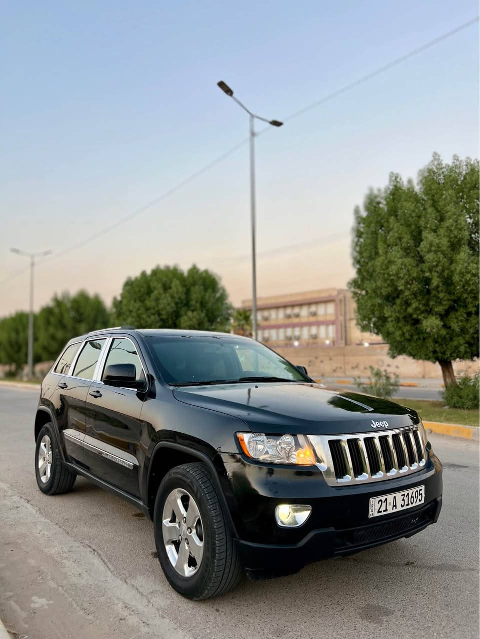 السلام عليكم 
للبيع Jeep وارد امريكي موديل 2011 
داخله كلين للعراق بدون حادث 
وبالعراق صار بيها طخه بسيطه بالجاملغ الامامي بدون دواخل 
وبيها ربع الباب الخلفيه صبغ بدون اي داخل بدون ايرباك 
والسونار مرفق بالمنشور 
رقم سليمانيه دولي بأسمي هزه وسنويه جدد 
مواصفات السياره :-
شاشه + كامره خلفيه 
حساس خلفي 
ويل كب كروم حجم 18 
كشاف امامي 
كشنات جلد + كهرباء 
ماشيه 160 الف 
مكينه 3600 بدون دونز 
السياره جاهزه كير ومكينه وحداديه وتخم تاير وتبريد منضومه كامله مبدل اي نقص مابيها 
السعر 133 وبيها مجال 
مكان السياره حله شارع 60 
للاستفسار / *********** 
واتساب / *********** حلة, بابل
