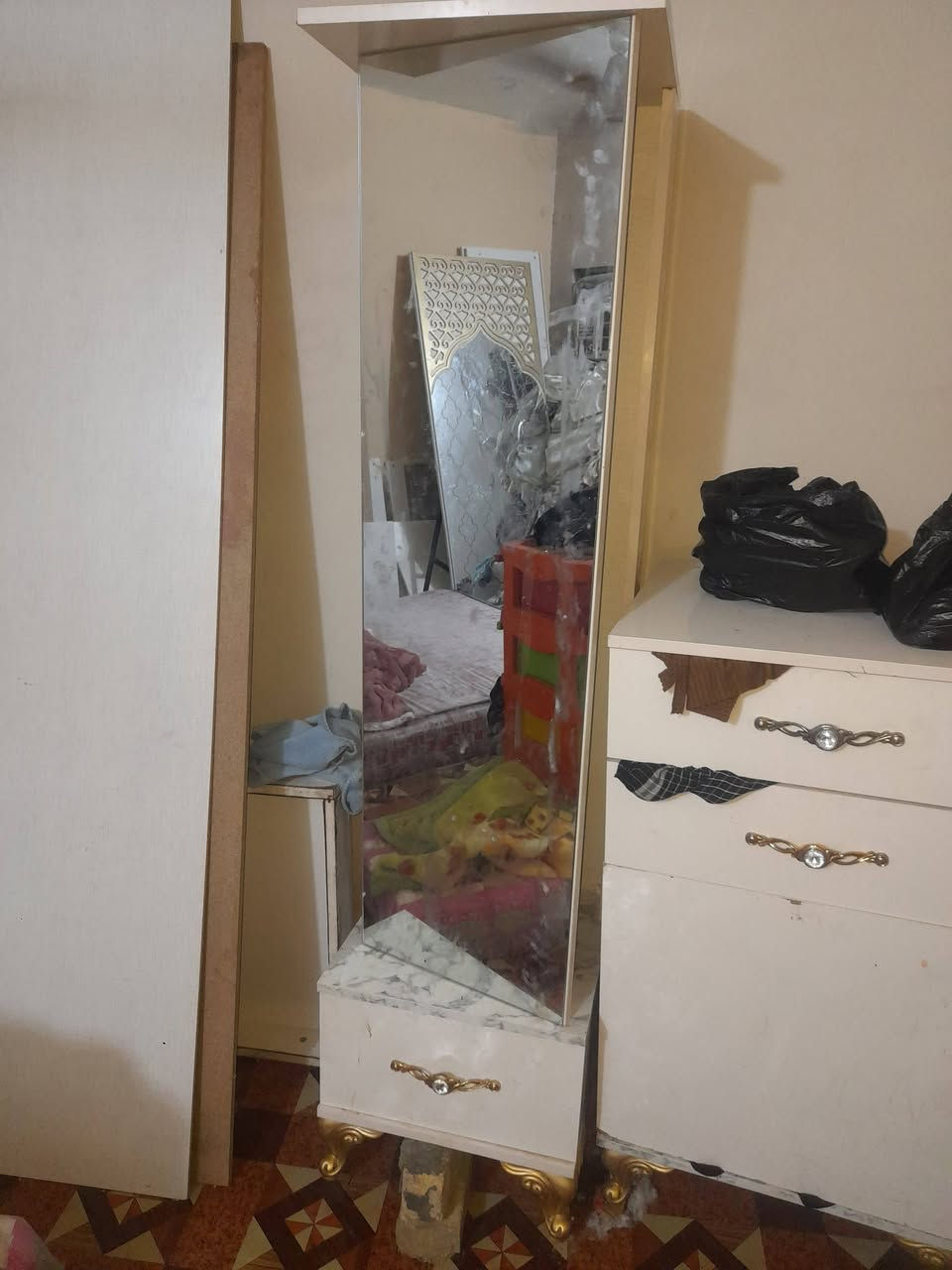غرفه  نوم  تركي كامله اي تقص مابيه حتى برغي حاليآ امفصخه  أجرت بيت ارضية مو عدله  أصبابه


**إذا كنت صاحب هذا الإعلان وتريد حذفه لأي سبب، رجاءا أرسل رسالة إلى الدعم الفني**
