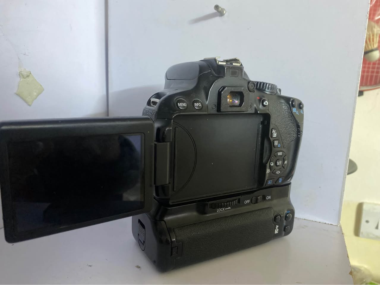 كاميرا 650d للبيع وياها زوم الكاميرا يجي وياها رام وبطارية وشاحنتها بيها مشكلة وحدة الفلاش يعلگ سعرها ٢٠٠ الف قفل وماكو هيج سعر مكاني سليمانية توصيل موجود لكل العراق بنجوين, السليمانية


**إذا كنت صاحب هذا الإعلان وتريد حذفه لأي سبب، رجاءا أرسل رسالة إلى الدعم الفني**