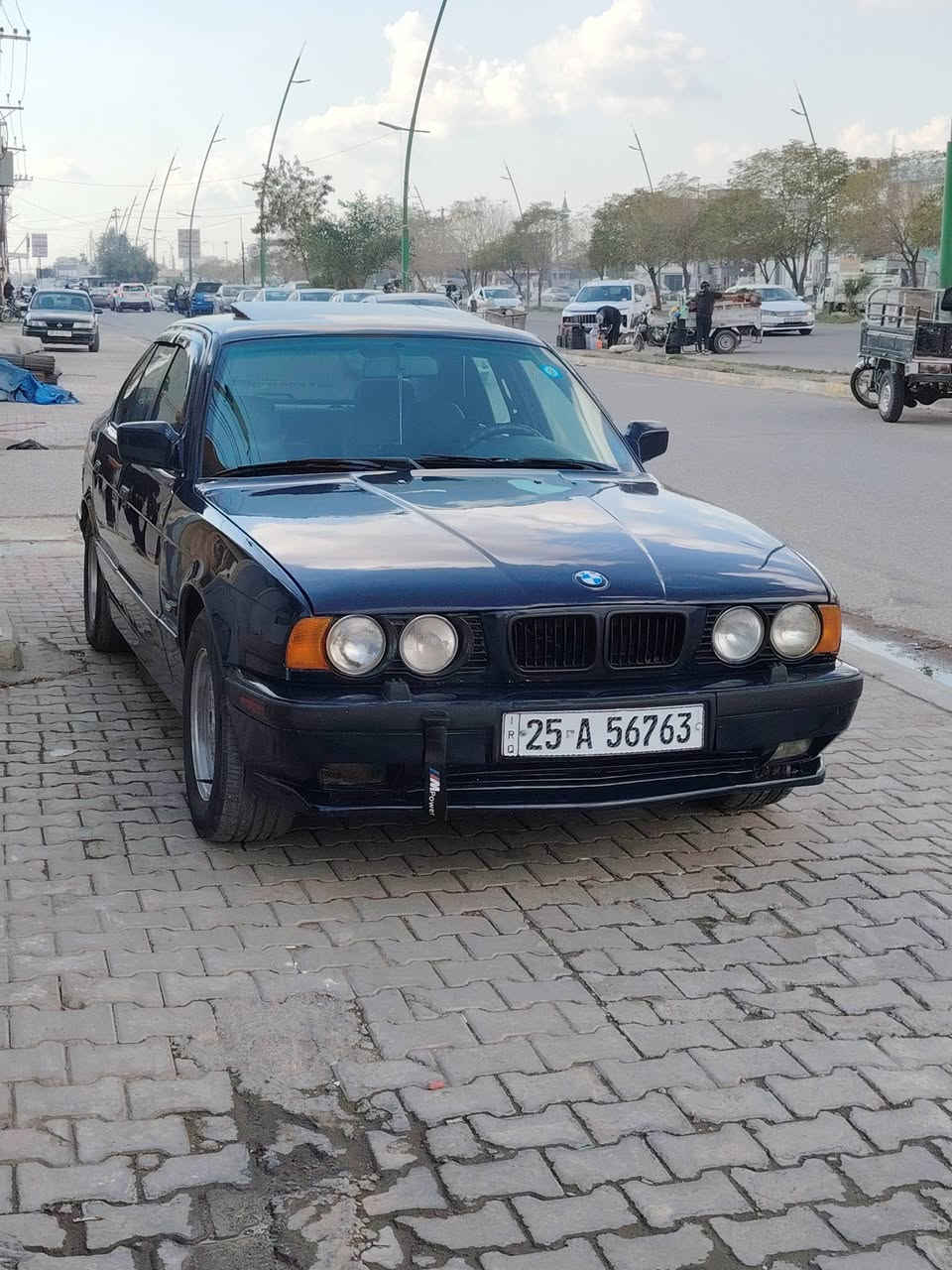 السلام عليكم
للبيع بي ام دبليو 
الموديل / 1991
حجم / 525 
المحرك والكير / 528 تك فانوس مال بومة 2002 مشدود جديد قبل ٣ اشهر 
السنوية / 2027 ما منتهي 
الهزة / جديد 
الكهربائيات / كاملة ما بيها نقص 
الرقم / كركوك 
ناقل الحركة / اوتوماتيك 
الصبغ جديد والبوليش جديد 
اللون / ازرق نيلي 
داخل السيارة / دوشمة جديد 
جام كهربائي 
مكان السيارة / كركوك 
السعر / 63 بيها مجال للطيبيَن 
الرقم / ***********
