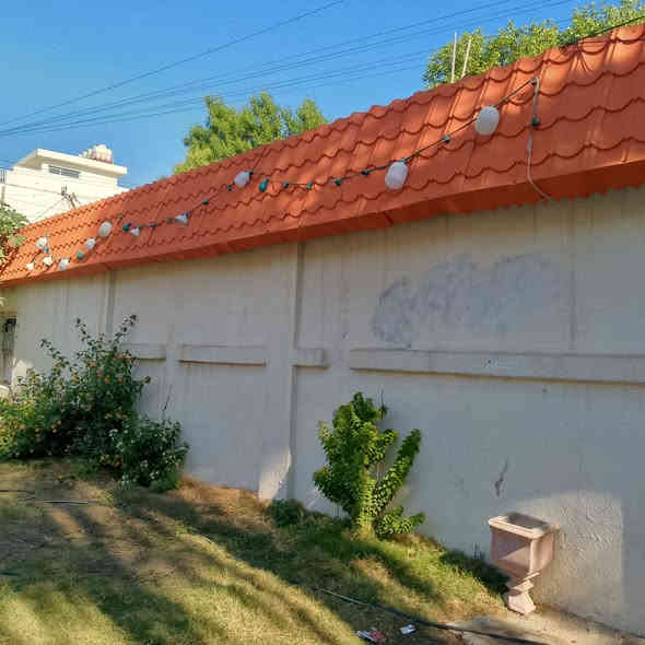 بيت في الكرادة شارع  42 تجاوز تابع للماليه مساحه 180 واجهه 17 متر ضايع بين بيوت الطابو الملك داخل مجمع سكني  انا مشتري صار 20 سنه للاستفسار ***********
