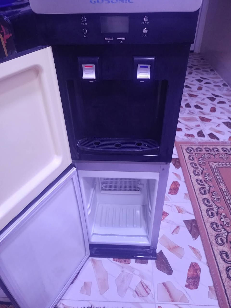 براد للبيع يشتغل حار بارد 
بس من يفصل ويرجع يبقى يهتز 
بدون دبه ابيعه السعر 40 ألف بيه مجال 
***********
