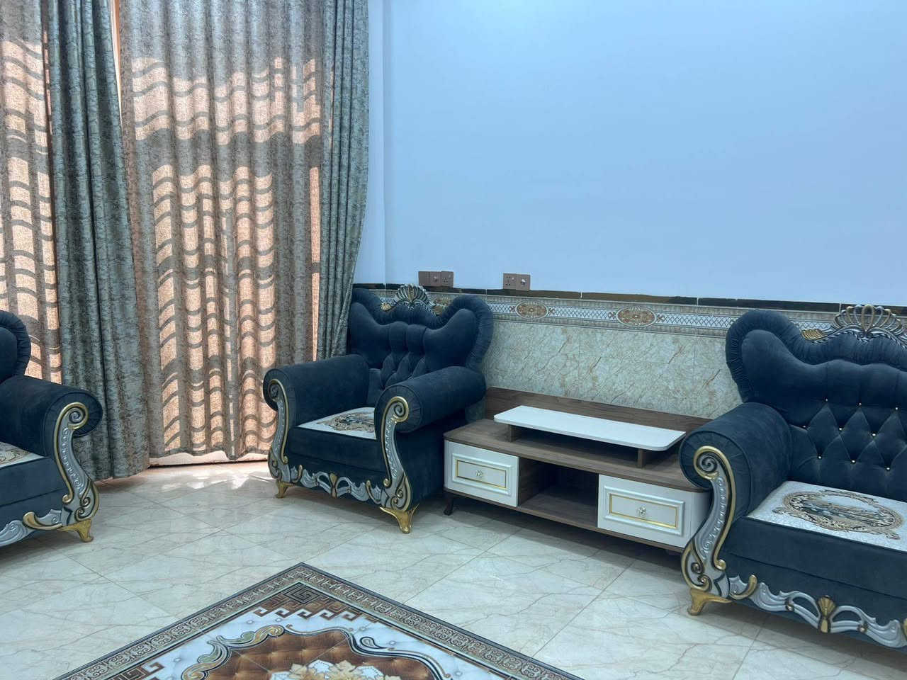 بيت مساحته 140 متر طابو زراعي  بناء حديث يحتوي على غرفتين نوم ومطبخ حار وبارد واستقبال وكلدور وصحيات داخليه وخارجية حي الجزائر شارع انور الحسيني مقابل مولده
145 وبي مجال 
***********
