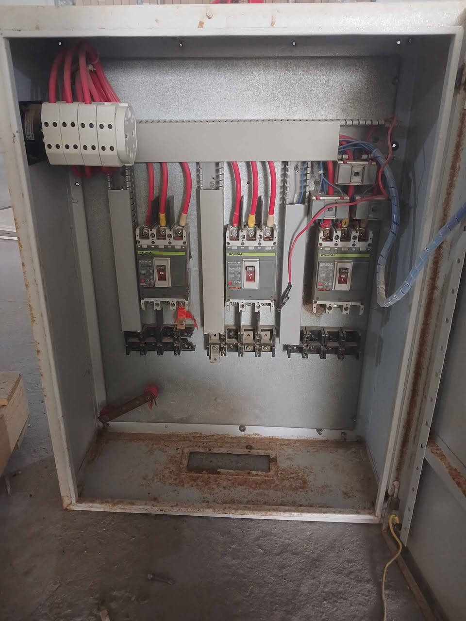 تُستخدم لتنظيم وتوزيع الطاقة الكهربائية وحماية الدوائر من الحمل الزائد والقصر داخل منشأة صناعية أو تجارية. البصرة, العراق


**إذا كنت صاحب هذا الإعلان وتريد حذفه لأي سبب، رجاءا أرسل رسالة إلى الدعم الفني**