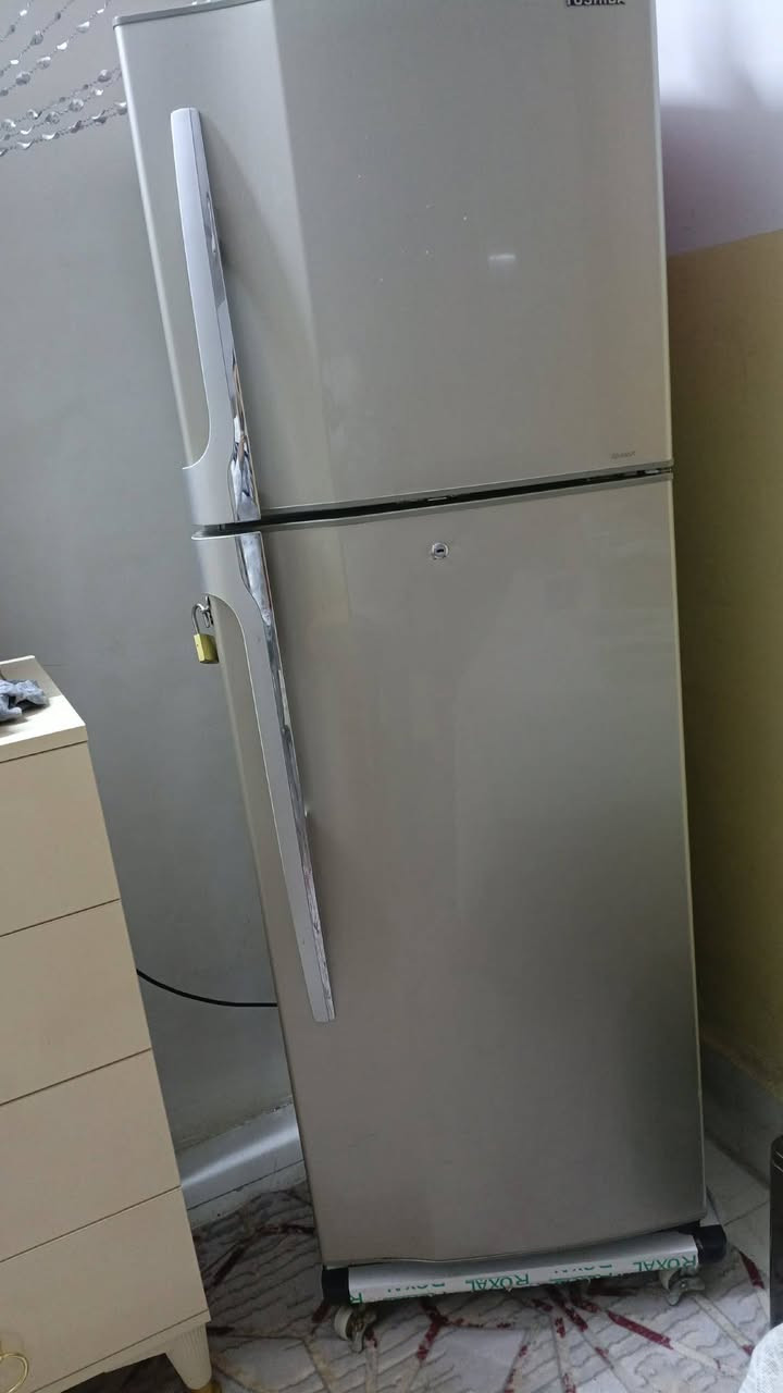 ثلاجه. نوعية توشيبه  نظافه 100% للبيع سعره 135 بيها مجال قليل للستفسار الاتصال على رقم ***********
