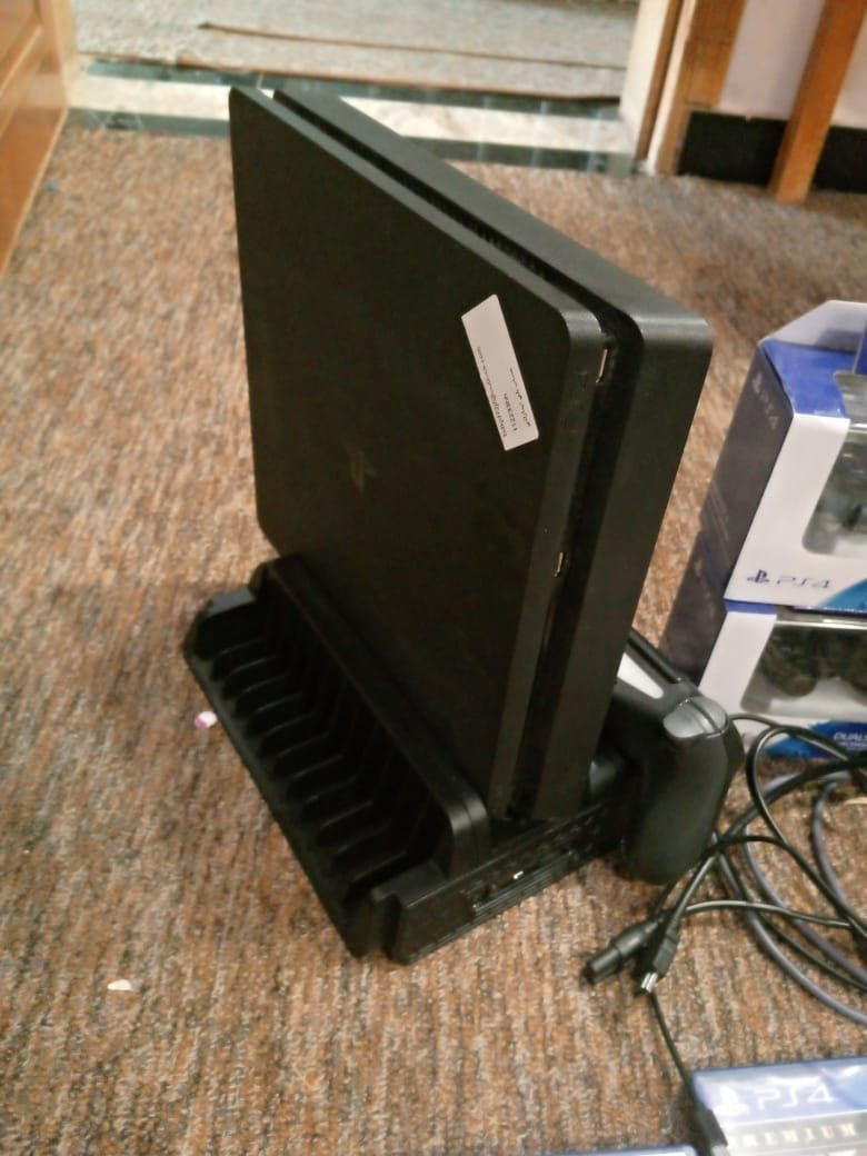 السلام عليكم بلي فور اخو الجديد مصار شهرين من اخذته مال بيت كامل ملحقاته ويا اقراص عدد ٥ براد وشاحن بنفس الوقت يدات عدد ٤ ثنين بل كارتون مامستغدمات رايده مراوس بدراجه كون نظيفه متواجد ع فيس *********** وات ساب سكن بغداد الشرطه الرابعه
