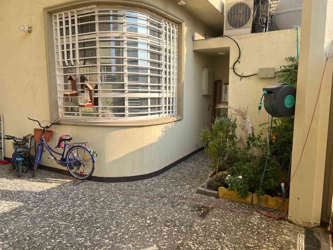 بيت للبيع في منطقه دور الضباط مقابل قاعات الأعراس انطاليا وقصر الاحلام المساحة 263 متر الواجهة 8 و30  والنزال 30 متر البيت طابقين والبناء طابوق السعر 640 من راعيه مباشر  التفاصيل خاص رقمي ***********
