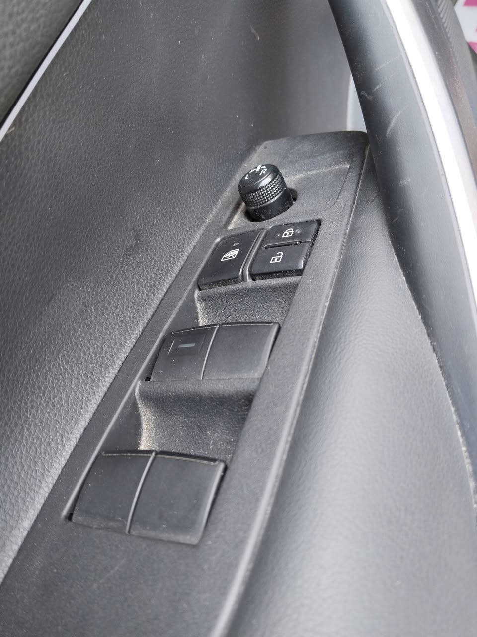 السلام عليكم مرخص مدير الاكروب
كورلا 2023 SE  
موصفات /
(فول •• الفول / SE )
بصمه  
نظام ترحيب 
 1. ماشيه /16 آلاف 
 ماشي امريكا 
2.رادار امامي
3.رادار خلفي
4.رادار جانبي
5.تحديد مسار
6.سايد بريك بصمه
7.تبريد بيانو
8.ثلاث وضعيات قياده
9.تحديد مسار 
10.نقاط عمياء
11.كامره دواره
12.اوتو هولد
13.صندوق ذكي
14.فول تحكم ستيرن 
15.سياقه ذاتيه
16.فتحه سقف /بانورما 
17.تدفئه كشنات 
18.لد نهاري ليلي 
19.لد دشبول 
20.لد ابواب امامي خلفي
21.اشاير بالمري
22. مخرج يو اس بي
23.شحن لاسنكي
24. حساسات امامي 
25.حساسات خلفي  
26.البجم كبس 
27. المحرك 1800 + هايبرد 
    (( ملاحظات ))
السياره وارد امريكي بيها جنطه مبدله وجلمغين صبغ  وبارد  
السياره رقمها بغداد انكليزي هزه جديده
السعر 145 وبيها مجال 
العنوان بغداد الغدير 
***********
***********
