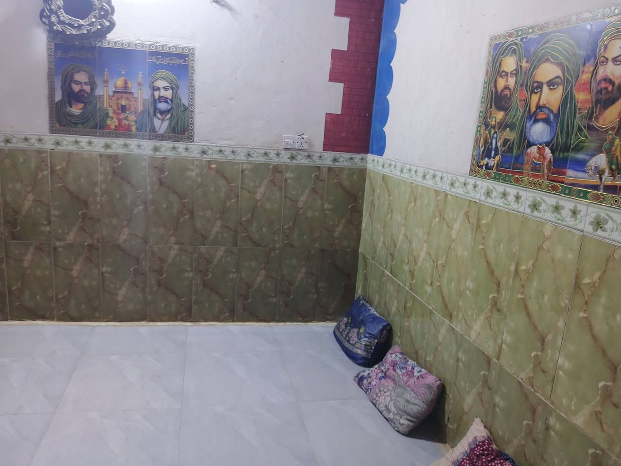 بيت للبيع بالدوانم الشعلة يم بيت علوش مساحته 55متر مربع بيه غرفة جوة واستقبال وحولي وملحقاته وفوك بيتونه وغرفتين وحدة كاملة ووحدة ما كاملة البناء بلوك السعر 30وبيه مجال للشراي مستعجلين على بيعته تريده هو والغراض تريده بدون الغراض داخل البيت محل رقم الهاتف وبيه واتساب ***********
