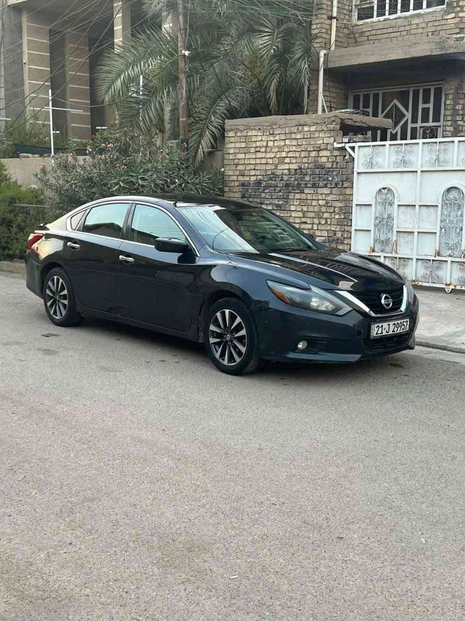 السلام عليكم 
نيسان التيما موديل ٢٠١٧ للبيع ، السيارة وارد امريكي حادث خفيف من الخلف ومرجع على البارد بشكل ممتاز ،  مكفولة من الصبغ ، السيارة باسمنا ، هزة جديدة وسنوية فعالة غير نافذة ، السيارة بدون اي نقص،  المكان بغداد ، السعر ١١٥ ورقه وفيها مجال . 
موبايل :
*********** فيه واتس اب
***********
