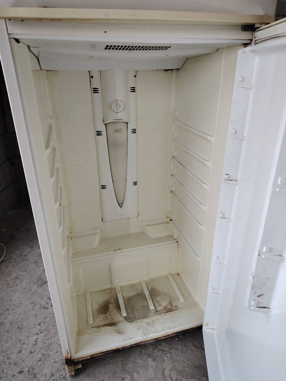 ثلاجه للبيع قيم وخذ بيما يرضي الله
***********
