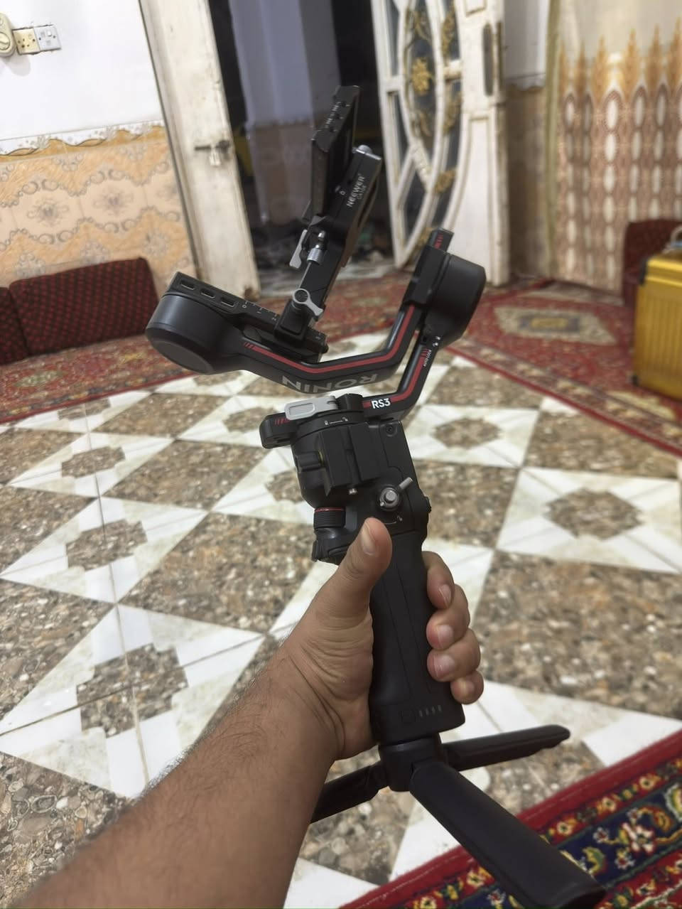 🎥 DJI Ronin RS 3 – التفاصيل
• يدعم كاميرات Mirrorless و DSLR
 • حمولة لحد 3 كغم
 • تثبيت احترافي 3 محاور
 • شاشة OLED للتحكم السريع
 • قفل تلقائي للمحاور
 • بطارية تدوم لحد 12 ساعة
 • شحن سريع USB-C
 • خفيف وسهل بالاستخدام
 • مناسب للتصوير السينمائي، الأعراس، الريلز، والمشاريع الاحترافية

⸻

📢 إعلان للبيع (جاهز للنشر):

🎥 للبيع | DJI Ronin RS 3
الرونن نظيف جداً / شبه جديد ويشتغل 100% بدون أي مشاكل.

تثبيت عالي، حركة ناعمة، ونتائج سينمائية بكل تصوير ✨
مناسب للمصورين وصنّاع المحتوى والڤلوكرز.

💰 السعر: خاص
📞 رقم التواصل: ***********
