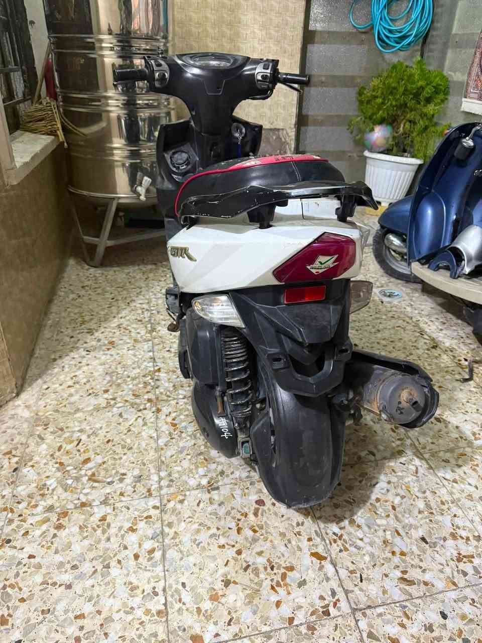 سلام عليكم جيتي ار نوزل للبيع دراجه كوم حديد تجي تحمل وتروح لو ولفات لو كايمه ابيعه كوم حديد  نقصه بجم دراجه كهرباياته كلهه شغاله سلف دير بس باتري كاعد فجئه طفت بيه سعره 300وبيها مجال بسيط مكاني بغداد بلديات رقمي *********** فقط واتساب
