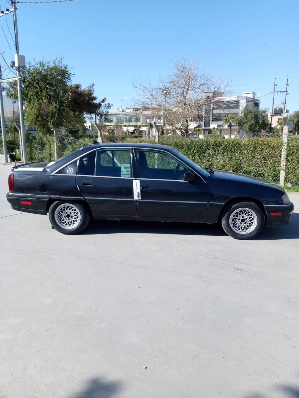 سلام وعليكم اوبل اوميكا موديل ١٩٩١ سنوية عضم عاج شرط التحويل سيارة بدون صبغ وبدون ضرر كير ومحرك بشرط دفتر بنزين بي سعر ٣٢$ بي مجال مكان كركوك رقم الهاتف *********** والزين *********** شراي يخابر اني مكلف بنشر
