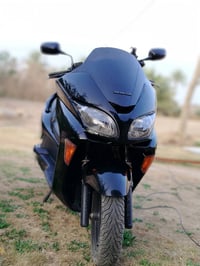 دراجة نارية هوندا، بحالة ممتازة ولون أسود جذاب. مناسبة للطرق المفتوحة ...