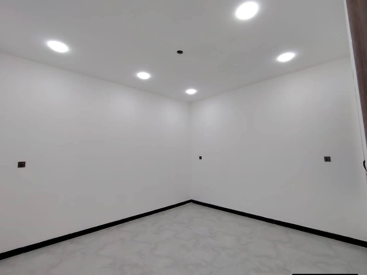 اعلان للبيع… .رقم (298)
بيت مودرن للبيع مساحه /100متر/
يقع في حي الجهاد ديوان المخابرات خلف شارع 60..يتكون من 
 واجه /5متر /نزال /20متر /يتكون من #كراج #صاله #مطبخ حولي #3غرف نوم #2صحيات #سطح. 
للاستفسار مراسلة الصفحه📬 اوالاتصال علئ الرقم يتوفر وتساب. 
{{{{***********📲}}}}}}
{مكتب الديار للوساطه العقاريه وتعقيب المعاملات وتسهيلها }
((((بأدارة سيد عمار)))))
