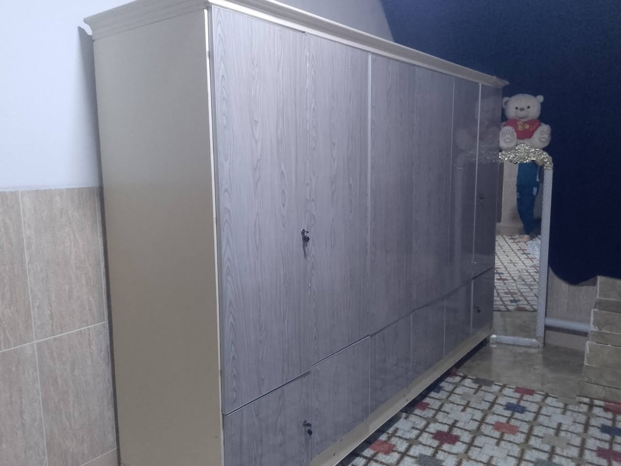 كنتور 6ابواب نظيف للبيع ب 200الف وبيها مجال ***********
