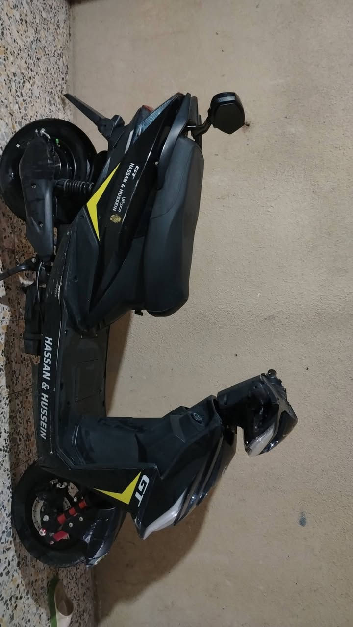 سلام عليكم دراجة شحن للبيع
دراجة سكنس قوت المحرك 2000 
بيها نقص بطاريات 6 فقط سرعة 90 حقيقي
دراجة نضيفة وسعرها بس 300 وبيها مجال للتواصل *********** واتساب
