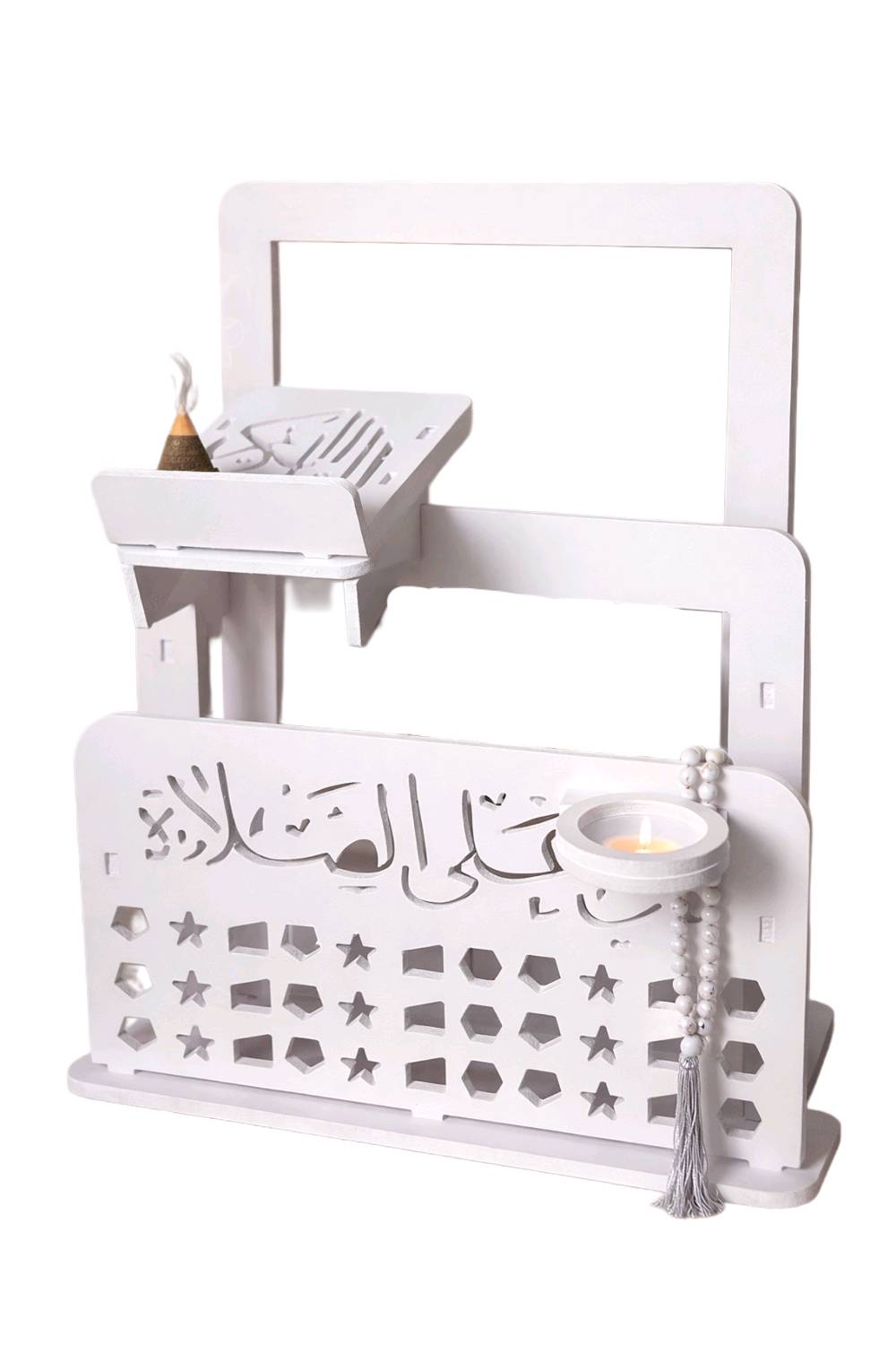 ستاند قرآن وصلاة متعدد الاستخدام مع حامل مصحف وحامل سجادة – تصميم مزخرف

• منظم عملي وأنيق للقرآن الكريم ومستلزمات الصلاة بتصميم مزخرف يناسب المنزل أو المصلى.

• حامل علوي مائل لوضع المصحف أو الكتاب بثبات أثناء القراءة.

• إطار خلفي لتعليق سجادة الصلاة بشكل مرتب.

• واجهة أمامية مزخرفة بعبارة «حي على الصلاة» ونقوش هندسية مفرغة.

• حامل دائري جانبي مخصص لوضع تربة الصلاة.

• تصميم قائم على قاعدة ثابتة مع هيكل متكامل بلون أبيض.

•الابعاد: 70*47*29 سم

• النوع: ستاند قرآن وصلاة قائم
• الزخرفة الأمامية: عبارة «حي على الصلاة» مع نقوش مفرغة
• يحتوي على: حامل مصحف مائل + علاقة سجادة + حامل دائري جانبي