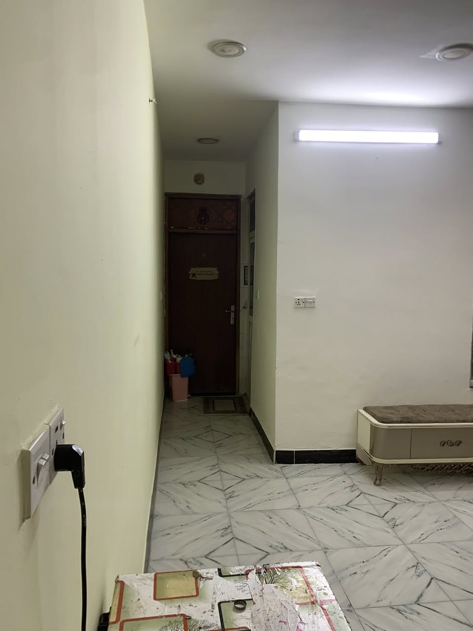 السلام عليكم بيت مساحة ٨٠ متر  يحتوي ع ثلاث غرف وستقبال وحمامين ومنور  بيت مدخلين  بناء البيت ٢٠١٨ نقص بس واجهيا وصطح 
*********** للاستفسار اكثر موقع بيت حي اور قرب سنتر حي اور
