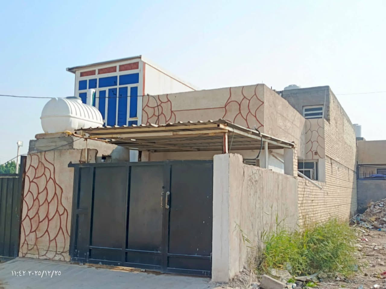 السلام عليكم 
دار للبيع قاط ونص مساحه الارض 100متر تفاصيل البيت القاط الاول يحتوي على طرمة كبيرة استقبال وصاله غرفة نوم وحمام عدد 2داخلي وخارجي مساحة درج ومنور الطابق الثاني غرفة نوم كبيره وحمام وصاله السطح شتايگر موقع الدار جسر ديالى الجديد منطقة الكرغولية خلف مجمع سبورت سنتر يبعد عن الشارع العام 200متر اي استفسار *********** مكلف بالنشر
