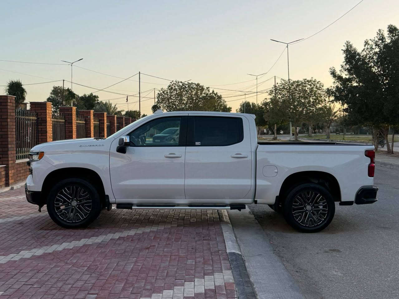 السلام عليكم
للبيع سلفرادو موديل 23 رقم بغداد بسمي تحويل وارد امريكي حادثهة حافه الجاملغ مكينه 8 سلندر 5300 فئه LT. مواصفاتهة دشبول جديد دجتال رادارات اماميه وخلفيه توقف ذاتي اوتو هولد انضمه قياده تحديد مسار سياقه اليه تشغيل عن بعد كامره شاشه كشنات تدفئه ستيرن هيتر باب طويل بدي كصير السياره حيل جديده واحله واجدد من الصور وعلئ ايدي وعليهة ادامه كامله كير مكينه حداديه تايرات دواخل كلشي بيهة مكفول عدا حادثهة للاستفسار *********** مكانهة كربلاء،  الشراي يتصل وبخدمته كربلاء, العراق
