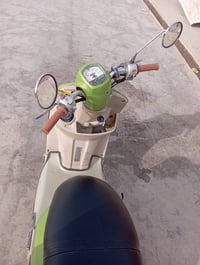 بوليس اخضر داخل كريمي دراجة كفالة مكينة ما مفتوحة بلادية أخذ لاي فيتر ...