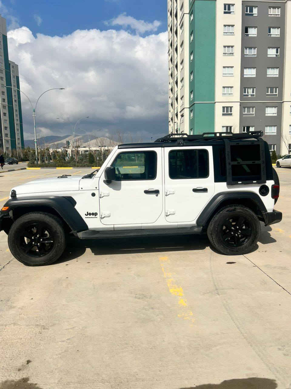 جيب رانكلر سبورت 
موديل 2023 
مكفول كلين 
4سلندر تيربو مكنه مفتوحه بس شغل وتجفيت درجه اولا
السعر 3 شدات 
تلفون ***********
