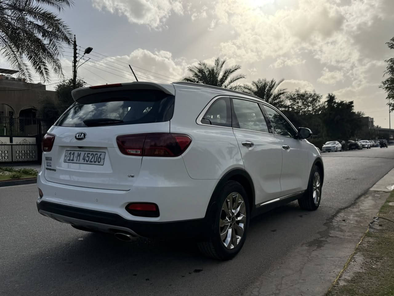 🚗 كيا سورنتو 2020 للبيع
7 راكب – فول مواصفات – مكفولة
محرك 6 سلندر قوي واعتمادي 💪

✨ ويل كروم + يدات كروم
✨ إشارة بالمرايات
✨ بردات خلفية
✨ حساسات أمامي وخلفي
✨ كامرة دوارة
✨ تحكم ستيرن جهتين
✨ كشنات جلد كهرباء
✨ داخلية لونين (أسود & أبيض)
✨تبريد قطعتين

📍 ماشية 117 ألف كم
📍 السيارة مأخوذة زيرو على إيدي
📍 تخم تايرات جديد
📍 رقم بغداد (انكليزي الجديد)

سيارة نظيفة جداً وجاهزة للاستخدام بدون أي صرف 👌
عنوان بغداد حي القاهرة 
للاستفسار اتصال 📞 ***********
