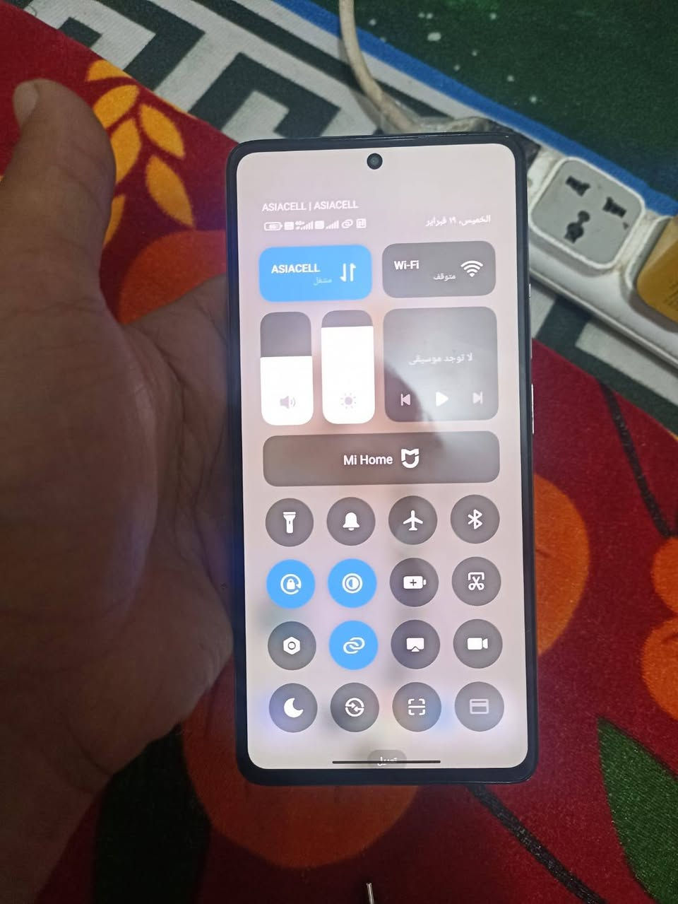 الشاشه طخه ما بيها ذاكره 256 ريدمي  الظهر مكسور السعر 150 وبي مجال المكان بغدادم***********
