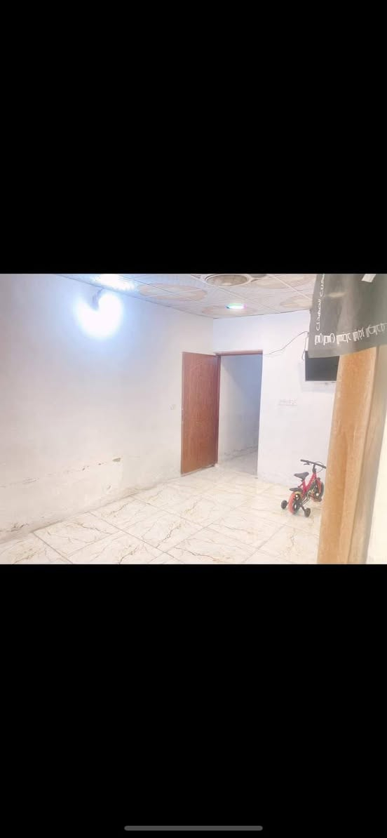 بيت تجاوز مشمول بلتطويب للبيع مساحه 70 متر الزعفرانيه شارع الزوراء مقابيل شركة الزوراء  البيت كلش مرتب استقبال وغرفه وحمام خارجي وحمام داخلي ومطبخ ومنور السقف سندويش وكله سقوف ثانويه والارضيه بورسلين رايده 14 قفله 13 للاستفسار اتصل *********** بيت متعوب عليه ونظيف ومرتب
