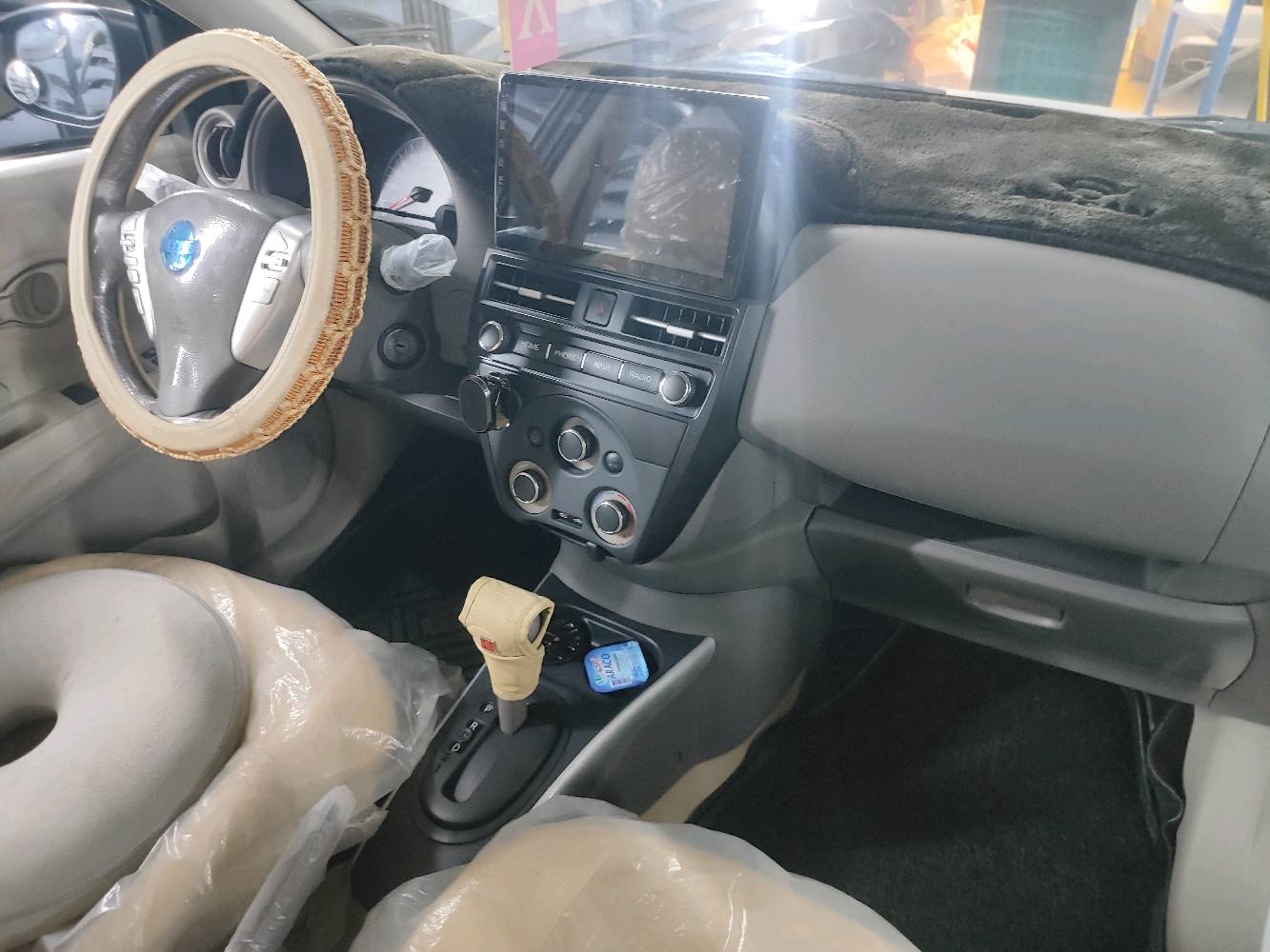 السلام عليكم 
للبيع سني مصري بعدها بحالة الضمان موديل 2025 رقم اربيل بأسمي
هزة لل2027
ماشيه 25500 كفاله من الصبغ 
بيها رصعة بالدعامية الامامية
  اربع جام كهربائي
 تحكم ستيرن جهتين
 شاشة جكسارة
 دوشمة ارضيات و كشنات
 ابواب مغلفة بالنايلون
تبريد قطعتين
اشارة بالمري
سبير منازل
كبات بعدها مطبكة
جنح جنطة
حساسات خلفية
كل الملاحضات موضحات بالصور 122$
 للتواصل ماسنجر فقط
مكانها بغداد / المشتل