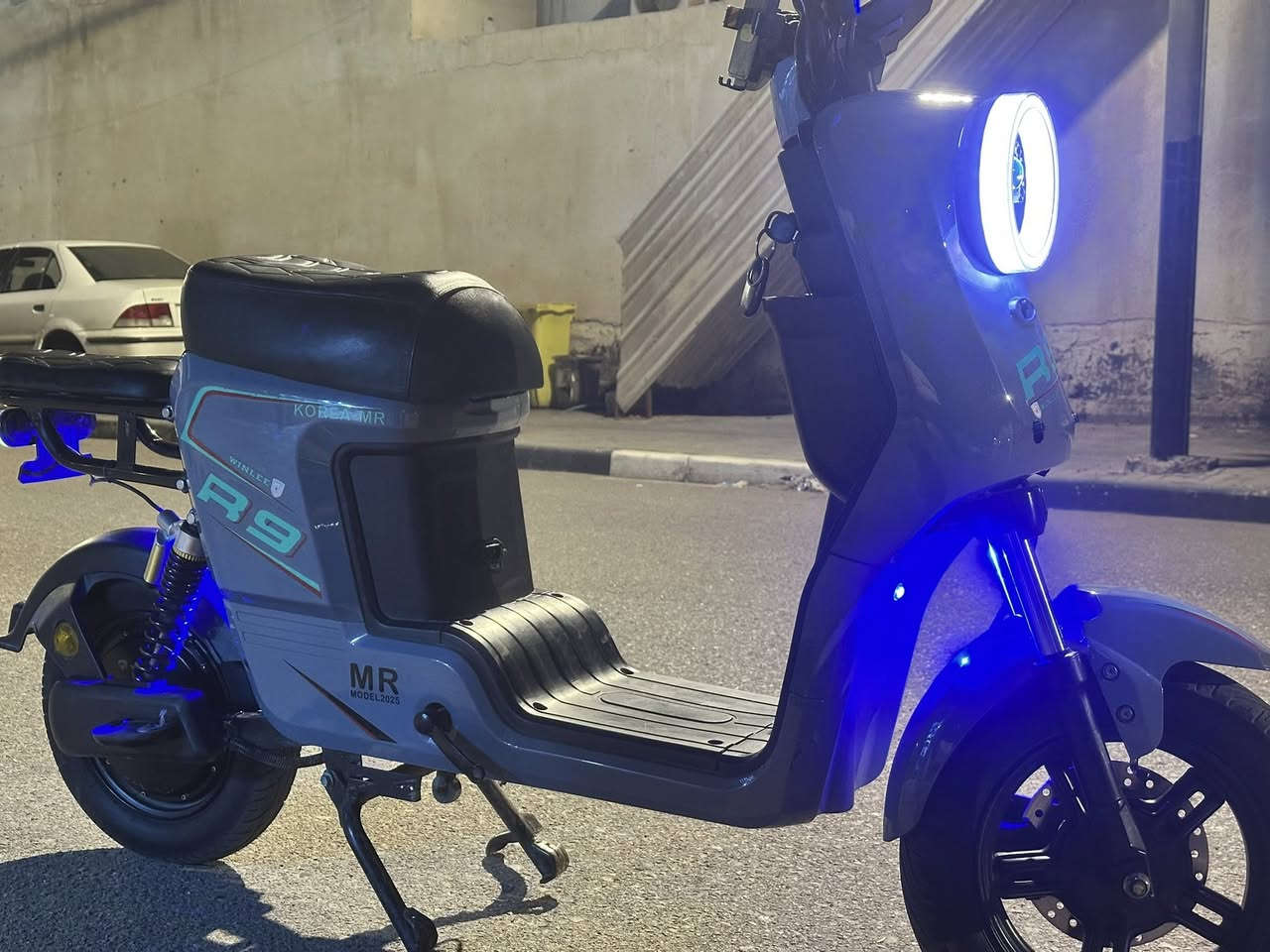 سلام عليكم دراجه شحن R9/2025دراجه 100/100نضيفه السعر 400بيه مجال مكاني البصره القبله/حي الحكيم رقم الهاتف/***********
